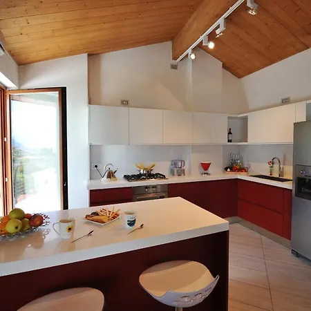 Menaggio Apartment Sleeps 8 Pool *
