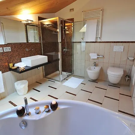 Menaggio Apartment Sleeps 8 Pool